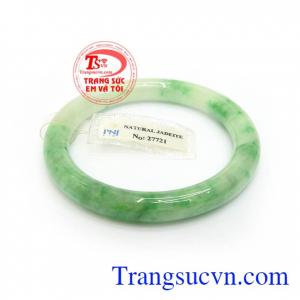 Vòng tay nữ ngọc cẩm thạch TSVN đeo hợp phong thủy có tác dụng mang lại may mắn, bình an và tài lộc