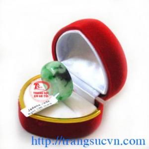 Nhẫn ngọc jadeite tinh tế