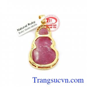 Mặt sau của mặt dây ruby