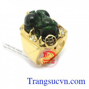 Nhẫn nam tì hưu Jadeite là sản phẩm vàng 18k, sản phẩm đẹp được gắn tì hưu đá Jadeite thiên nhiên