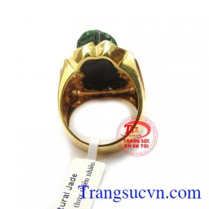 Nhẫn nam tì hưu Jadeite là sản phẩm vàng 18k, sản phẩm đẹp được gắn tì hưu đá Jadeite thiên nhiên