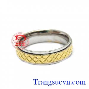 Mặt ngoài nhẫn được bao quanh bởi lớp vàng màu với các chi tiết chạm khắc đơn giản