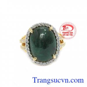 Đá chủ emerald cùng với đá kết giúp chiếc nhẫn trở nên hoàn hảo