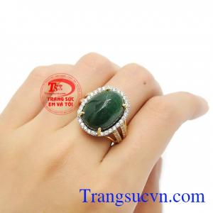 Đeo trên tay chiếc nhẫn đầy mê hoặc