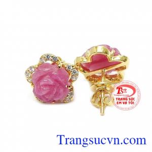 Sự kết hợp hài hòa giữa vàng tây và đá ruby tạo nên đôi boong tai sang trọng, tinh tế cho phái đẹp