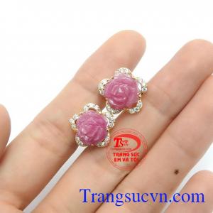 Đôi bông tai nhỏ nhắn và tinh tế