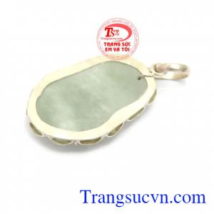 Mặt dây ngọc rồng bay là sản phẩm vòng ngọc cẩm thạch thiên nhiên bọc bạc. Mặt dây ngọc rồng bay sản phẩm đẹp được nhiều người, giao hàng nhanh trên toàn quốc