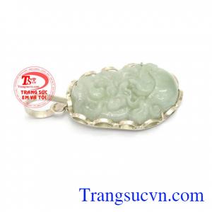 Mặt dây ngọc rồng bay là sản phẩm vòng ngọc cẩm thạch thiên nhiên bọc bạc. Mặt dây ngọc rồng bay sản phẩm đẹp được nhiều người, giao hàng nhanh trên toàn quốc