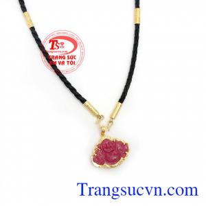 Bộ Dây Chuyền Ruby Bình An kết hợp giữa dây da bọc vàng và mặt dây Di Lặc Ruby thiên nhiên chất lượng cao, đeo hợp thời trang sang trọng và phong thủy