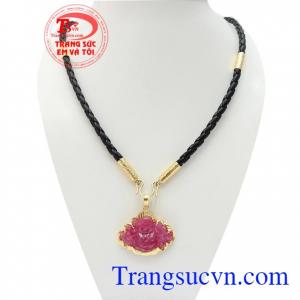 Bộ Dây Chuyền Ruby Bình An kết hợp giữa dây da bọc vàng và mặt dây Di Lặc Ruby thiên nhiên chất lượng cao, đeo hợp thời trang sang trọng và phong thủy