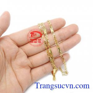 Sản phẩm có thể kết hợp cùng mặt dây vàng, hoặc đá quý bọc vàng để thay đổi phong cách 