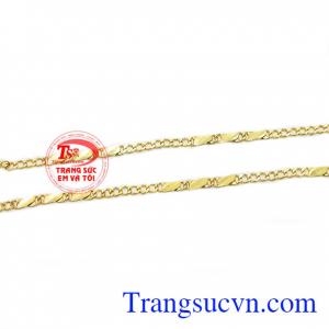 Sản phẩm được chế tác từ vàng 10k bền đẹp, sáng bóng