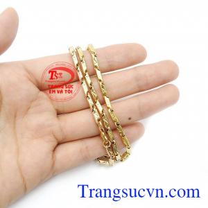 Sản phẩm được chế tác bằng vàng 10k bền đẹp, sáng bóng