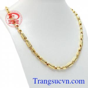 Sự kết hợp hài hòa giữa các chi tiết giúp cho dây chuyền thêm cá tính