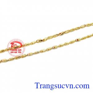 Sản phẩm được chế tác từ vàng 10k, sáng bóng bền đẹp