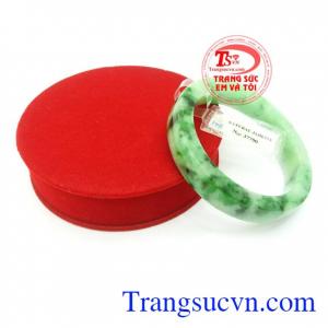 Vòng Ngọc Bản Vuông May Mắn đeo hợp thời trang và phong thủy