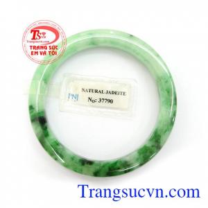 Ngọc cẩm thạch có tác dụng xua đuổi ma quỷ, chiêu tài lộc, mang bình an và hạnh phúc cho chủ nhân