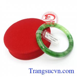 Ngọc cẩm thạch chứa nguồn năng lượng dồi dào từ thiên nhiên, có tác dụng giải trừ tà khí, mang lại may mắn, tài lộc cho người đeo