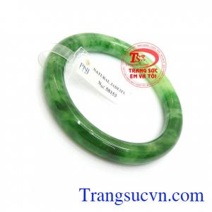 Ngọc cẩm thạch chứa nguồn năng lượng dồi dào từ thiên nhiên, có tác dụng giải trừ tà khí, mang lại may mắn, tài lộc cho người đeo