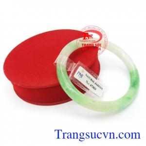 Vòng Ngọc Cẩm Thạch Bình An đeo đẹp, hợp phong thủy, có tác dụng trừ tà, mang bình an, tài lộc và hạnh phúc cho người đeo