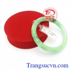 Vòng ngọc cẩm thạch có tác dụng giả trừ tà khí, mang bình an, tài lộc và may mắn cho chủ nhân