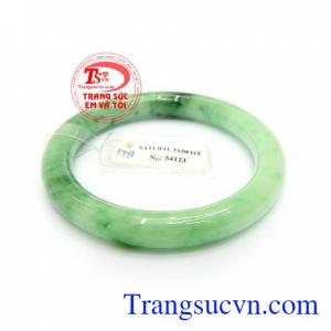 Vòng ngọc cẩm thạch có tác dụng giả trừ tà khí, mang bình an, tài lộc và may mắn cho chủ nhân