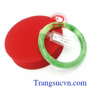 Vòng ngọc cẩm thạch có tác dụng chữa bệnh, giảm căng thẳng, giải trừ tà ma, mang may mắn, bình an và tài lộc