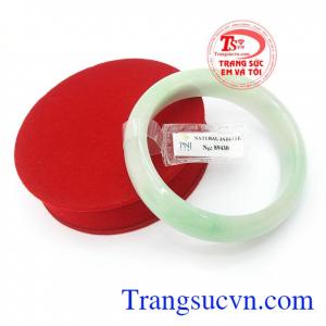 Vòng ngọc cẩm thạch chứa nguồn năng lượng dồi dào, có tác dụng giải trừ tà khí, mang lại may mắn, bình an cho người đeo