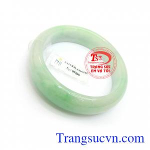 Vòng ngọc cẩm thạch chứa nguồn năng lượng dồi dào, có tác dụng giải trừ tà khí, mang lại may mắn, bình an cho người đeo