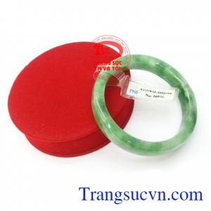 Vòng Ngọc Cẩm Thạch Thịnh Vượng đeo sang trọng, quý phái và hợp phong thủy, ngọc cẩm thạch có tác dụng trừ tà, giảm căng thẳng, lo âu, mang bình an, may mắn đến cho người đeo