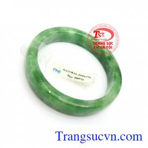 Vòng Ngọc Cẩm Thạch Thịnh Vượng đeo sang trọng, quý phái và hợp phong thủy, ngọc cẩm thạch có tác dụng trừ tà, giảm căng thẳng, lo âu, mang bình an, may mắn đến cho người đeo