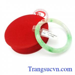 Vòng ngọc cẩm thạch chứa nguồn năng lượng tốt dồi dào, có tác dụng giải trừ tà khí, giảm lo âu, căng thẳng, mang bình an, may mắn