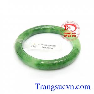 Vòng ngọc cẩm thạch chứa nguồn cát khí dồi dào, có tác dụng giảm căng thẳng, lo lắng, mang bình an, may mắn và tài lộc
