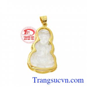 Mặt dây được bọc vàng 14k xung quanh đảm bảo độ bền đẹp cho viên đá thạch anh trắng