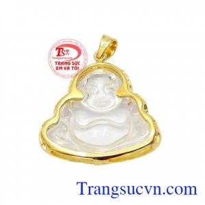 Đá thạch anh trắng được bọc vàng xung quanh đảm bảo cho viên đá bền đẹp