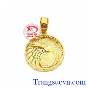 Mặt sau của mặt dây vàng tây