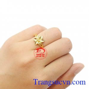 Đeo trên tay chiếc nhẫn đầy nữ tính