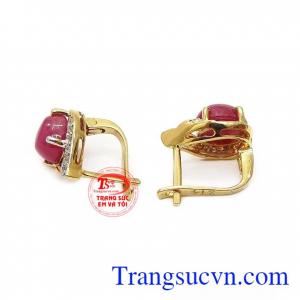 Chốt đeo được thiết kế gọn nhẹ, chắc chắn giúp người dùng tự tin và tỏa sáng