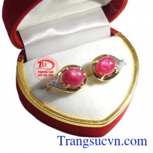 Khi chiếu đèn sẽ thấy rõ sao trên viên đá ruby sao