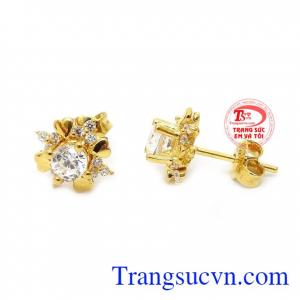 Đôi hoa tai được chế tác từ vàng 10k, kết hợp cùng đá CZ