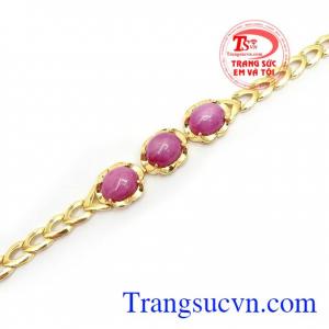 Lắc Tay Ruby Sao Nhân Tạo kiểu dáng độc đáo, đường nét chế tác tinh xảo, đeo hợp thời trang mang lại sự sang trọng, quý phái và nhẹ nhàng