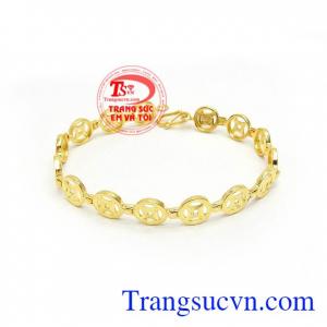 Lắc Kim Tiền May Mắn Tài Lộc chế tác kim tiền là biểu tượng mang lại may mắn, tài lộc, bên cạnh đó với đường nét chế tác tinh xảo tôn lên sự sang trọng, quý phái