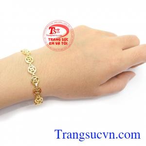 Lắc Kim Tiền May Mắn Tài Lộc chế tác kim tiền là biểu tượng mang lại may mắn, tài lộc, bên cạnh đó với đường nét chế tác tinh xảo tôn lên sự sang trọng, quý phái
