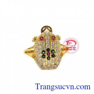 Trên lưng thiềm thừ được chế tác từ các viên đá nhân tạo lấp lánh