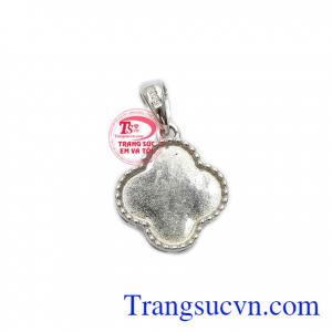 Ngọc cẩm thạch được bọc bạc đảm bảo độ bền đẹp dài lâu