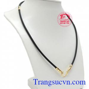 Sản phẩm có thể kết hợp cùng mặt dây đá quý để thay đổi phong cách