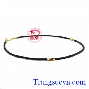 Chi tiết đốt vàng được khắc hình Nike đẹp mắt