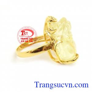 Nhẫn Nữ Tỳ Hưu Cát Tường với hình tượng tỳ hưu là linh vật được ưa chuộng nhất của doanh nhân, thương nhân, những người có sự nghiệp thành đạt, bởi tỳ hưu có tác dụng chiêu tài lộc, may mắn, bình an