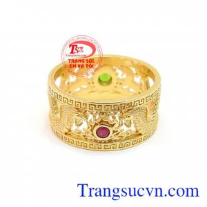Nhẫn Nam Chạm Khắc Cá Tính với đường nét chạm khắc tinh xảo, sắc nét, kết hợp đính Ruby và Diopside thiên nhiên, mang lại sự mạnh mẽ, đẳng cấp và phong cách độc đáo
