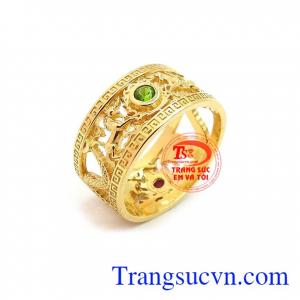 Nhẫn Nam Chạm Khắc Cá Tính với đường nét chạm khắc tinh xảo, sắc nét, kết hợp đính Ruby và Diopside thiên nhiên, mang lại sự mạnh mẽ, đẳng cấp và phong cách độc đáo